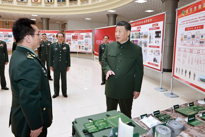 4月23日，中共中央总书记、国家主席、中央军委主席习近平到陆军军医大学视察。这是习近平察看战伤急救器材和学员操作演示。