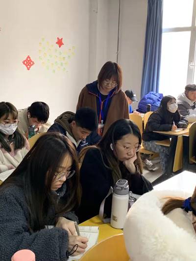 住校辅导员深入班级