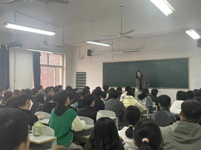 住校辅导员深入班级