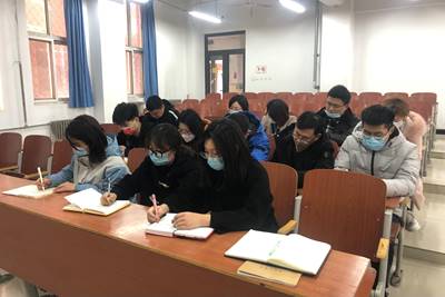 辅导员认真听疫情防控闭环管理会议