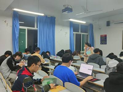 住校辅导员深入晚自习课堂