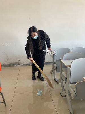 住校辅导员打扫责任教室