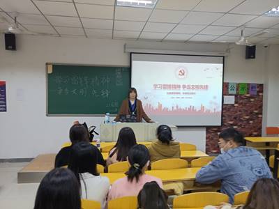 住校辅导员开展班会1