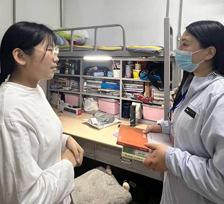住校辅导员深入学生宿舍5