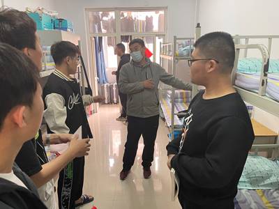 住校辅导员深入学生宿舍