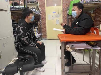 住校辅导员深入学生宿舍1