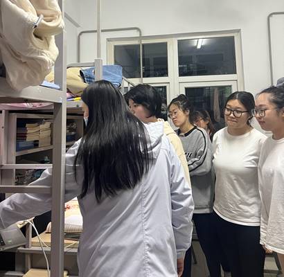 住校辅导员深入学生宿舍4