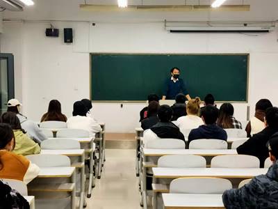 辅导员开展主题班会